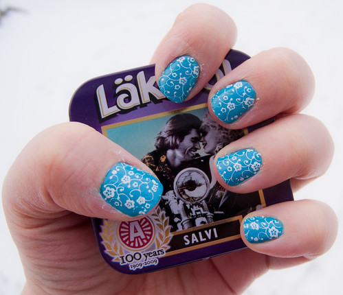 Blue Lace manicure design 