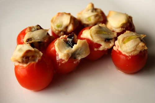Stuffed tomatoes - These stuffed tomatoes require only six ingredients and are ready in a half hour. Serve them at your next dinner party!