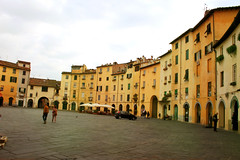 Scorcio Piazza dell'Anfiteatro a Lucca, Toscana