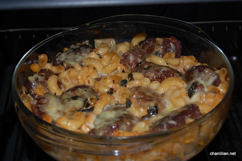 macaroni and cheese with meatball