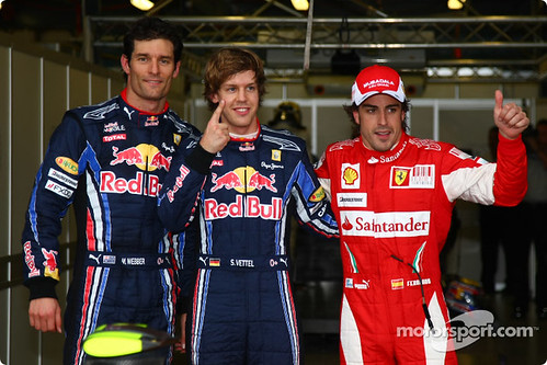 Clasificación del GP de Australia 2010, de izq a der.: 2º Mark Webber (RBR-Renault); 1º Sebastian Vettel (RBR-Renault); 3º Fernando Alonso (Ferrari).