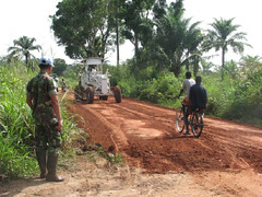 Satgas Zeni TNI Perbaiki Jalan Bamokandi, Dungu - Kongo
