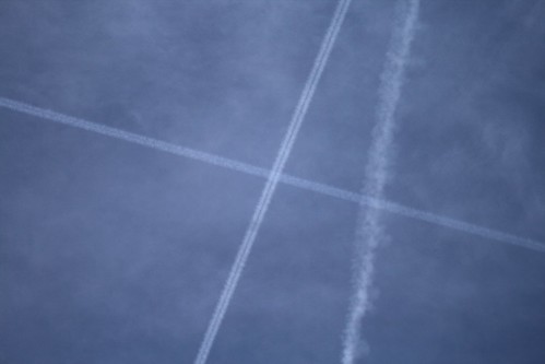 Contrails over Milan 21 04 10