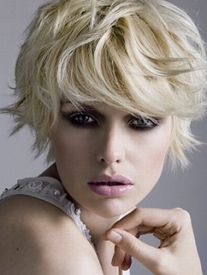 Medium women hairstyle. latest hairstyles trends so you can look fabulous every time.