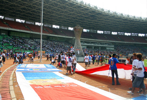 Aremania di Stadion Utama Gelora Bung Karno Senayan