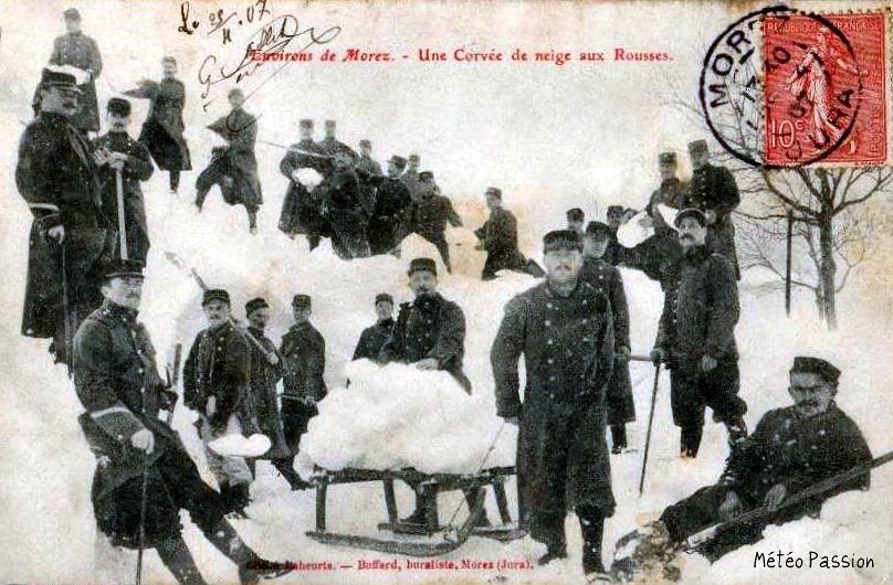 corvée de neige pour des militaires aux Rousses pendant l'hiver 1907