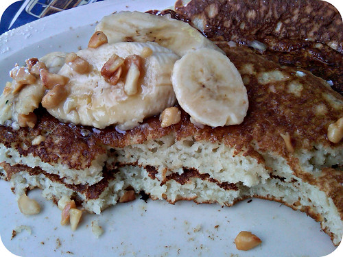banana mac-nut pancakes! mmm
