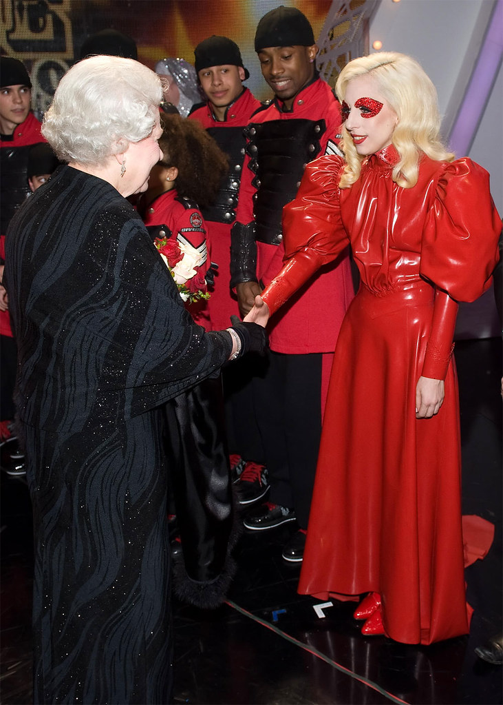 Cuando Lady Gaga se presenta ante la Reina de Inglaterra