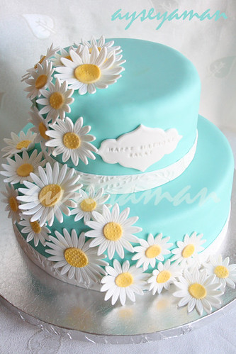 Tiffany's blue cake with daisy flowers