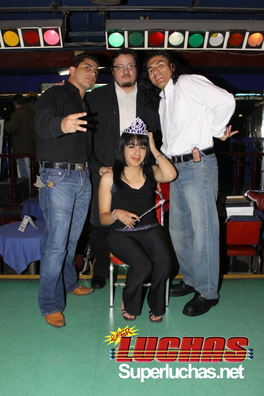 Eva Acevedo, la Reina de SuperLuchas.net con Ernesto Ocampo, Nicho y Joe Lider. Photo By Rostro Oculto