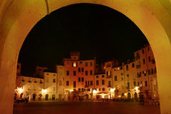 Vista notturna della Piazza dell'Anfiteatro a lucca, Toscana