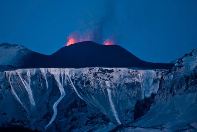 Volcano erupts in Iceland - 21. march 2010