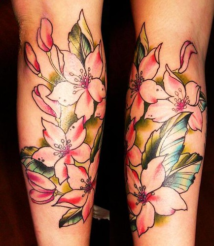 tatuagem de flor nas pernas