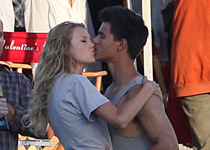 taylor swift and taylor lautner kissing. Taylor Lautner and Taylor