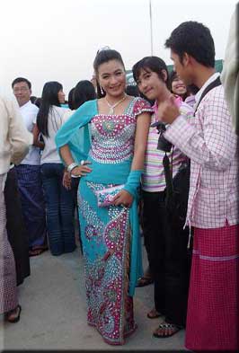 Model Khin Lay Nwe at Myanmar Academy Awards Ceremony for 2008 Photo