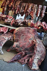 拉萨街头卖牦牛肉的摊位