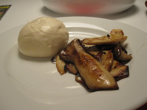 Sautéed king oyster mushrooms, steamed vegetable bun