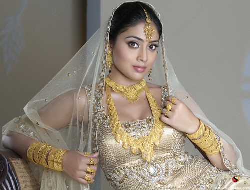 Actress Shreya Saran in gold jewelry