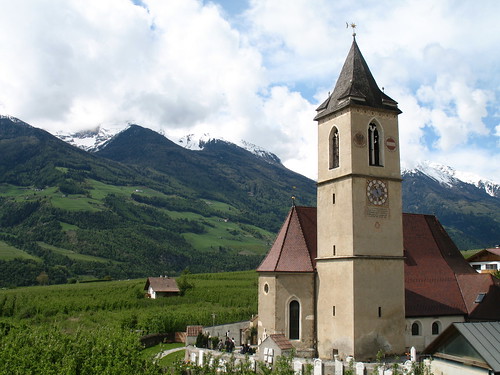 Ausgangspunkt unseres Ausfluges ist die Pfarrkirche im Dörflein Kortsch mit Pfarrkirche im Vinschgau
