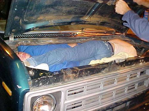 02_car-engine-compartment-people-smuggling