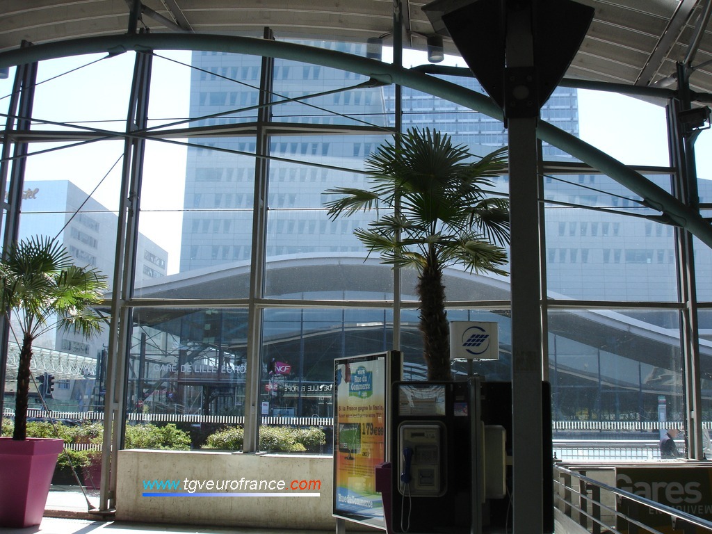 La gare est desservie par des trains à grande vitesse TGV et Eurostar.
