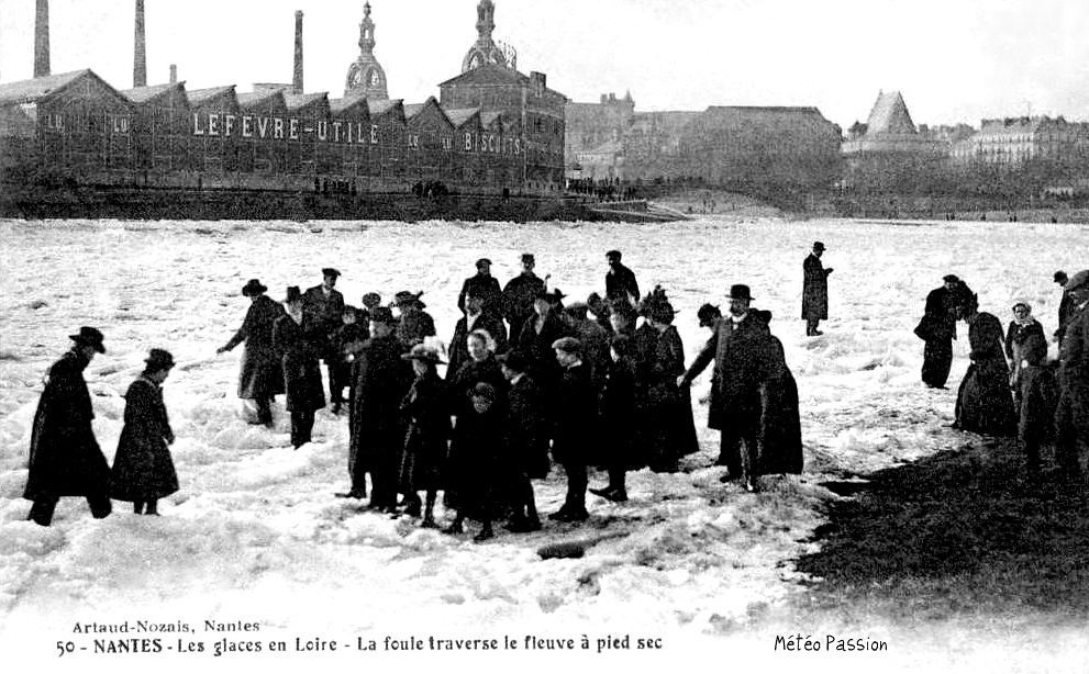 glaces sur la Loire gelée devant l'usine LU à Nantes en janvier 1914