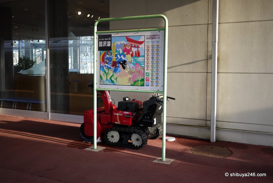 You don't see any of these mini snow mobiles at Tokyo Station, but here in the country areas this machinery probably gets a lot of use. Luckily today, it is bright sunshine and no snow on the platform.
