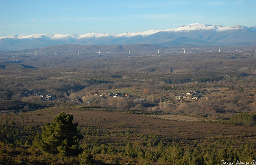 Sagallos, a la izquierda localidad e Asturianos de Sanabria y de frente Cernadilla
