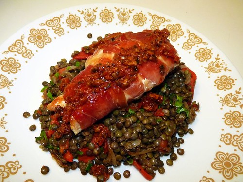 Pan-fried chicken on lentils with pesto