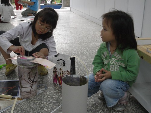 katharine娃娃 拍攝的 7製做環保燈籠中。