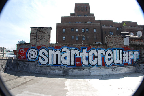 FF à Smart Crew tagué sur un mur