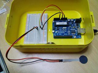 Arduinoのアナログピンに感圧センサを接続します