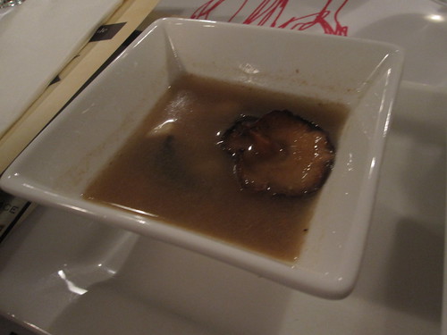 Soupe miso-shiitake, pétoncle rôti