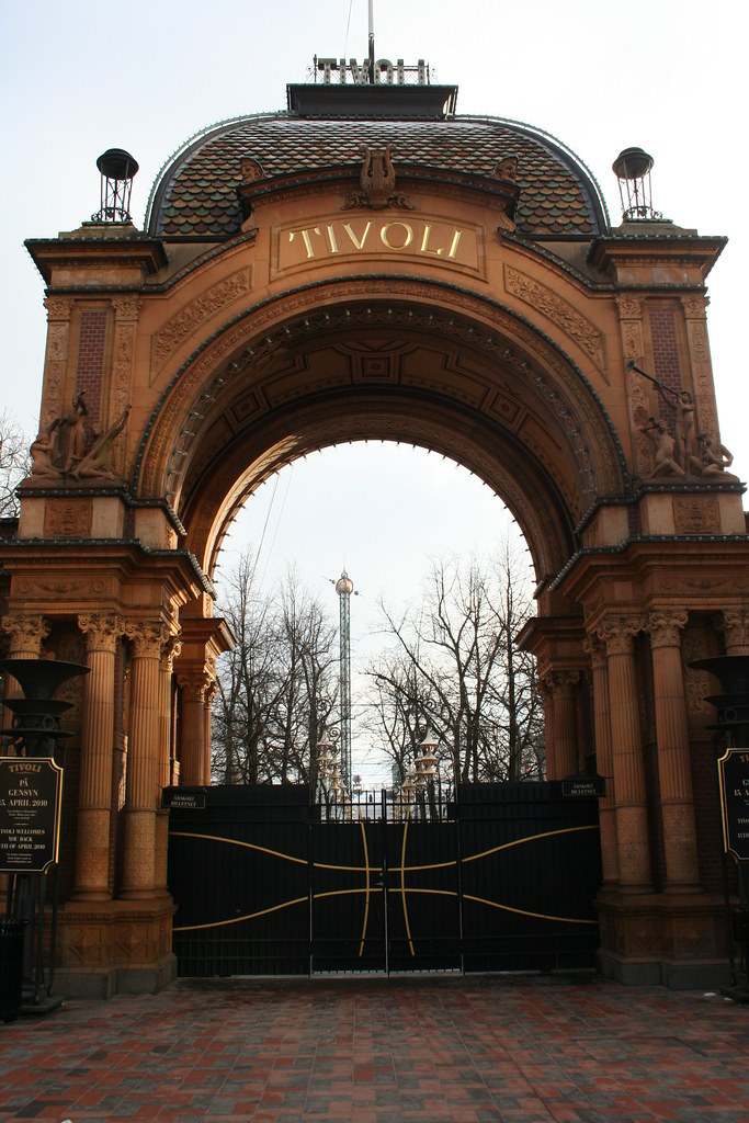 Tivolis hovedindgang en januardag