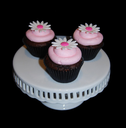 white pink and black daisy cupcakes