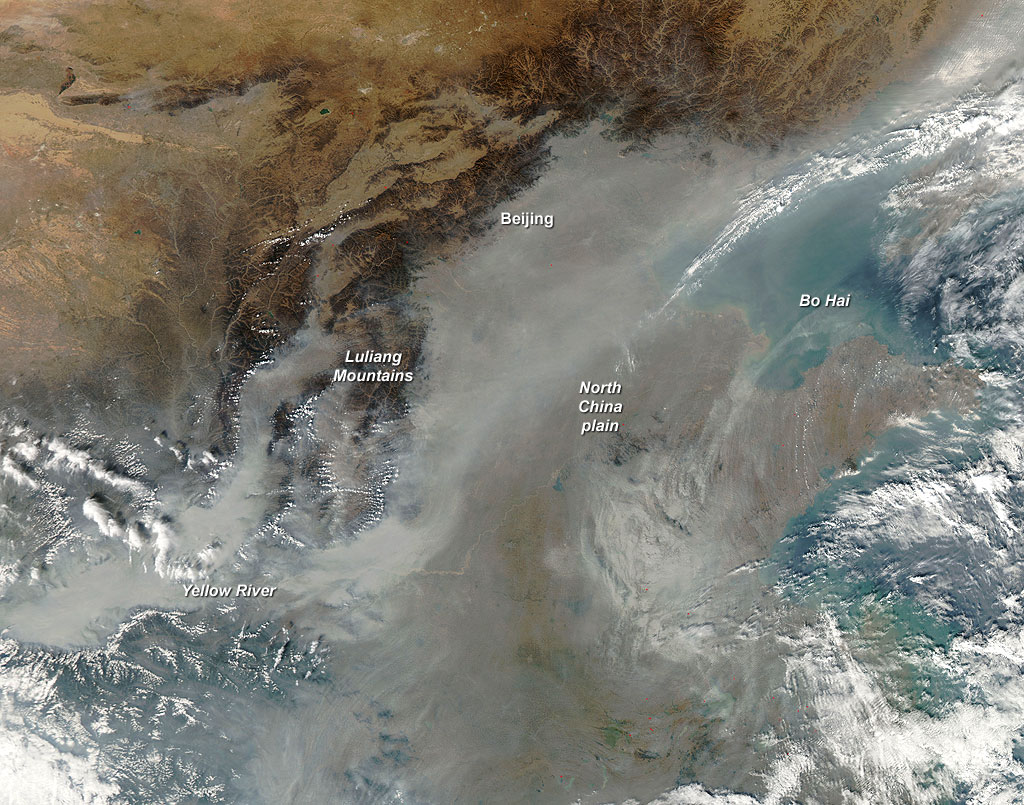 褐雲組成來自燃燒生質後大量的懸浮粒子與汙染的懸浮物；圖片來源：NASA 