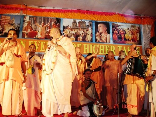 H H Jayapataka Swami in Tirupati 2006 - 0068 por ISKCON desire  tree.