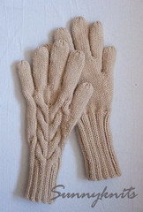 Cabled gloves