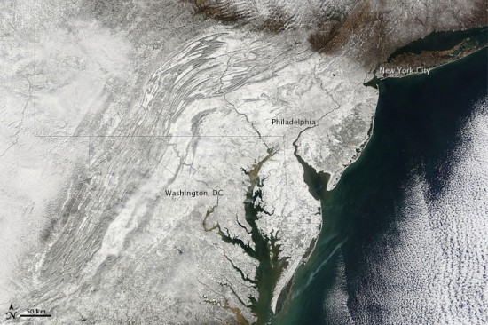 Foto Satelital del Snowpocalypse mostrando Washington D.C. y Philadelphia cubiertas de nieve
