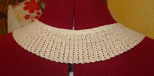 crochet collar with bobbin lace trim at top