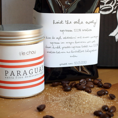 Brauner Zucker und Espresso 100 % Arabica