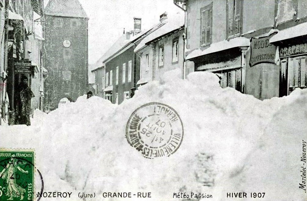 Grande Rue de Nozeroy sous la neige pendant l'hiver 1907