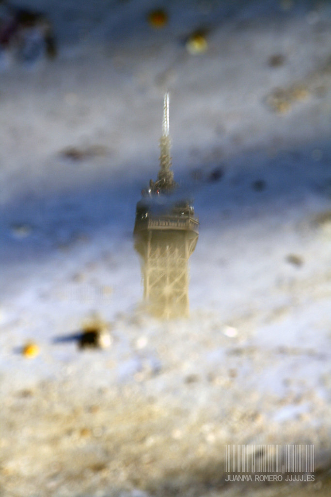 Reflejo de la Torre Eiffel en un charco