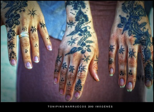 manos tatuadas con henna por toni pino.