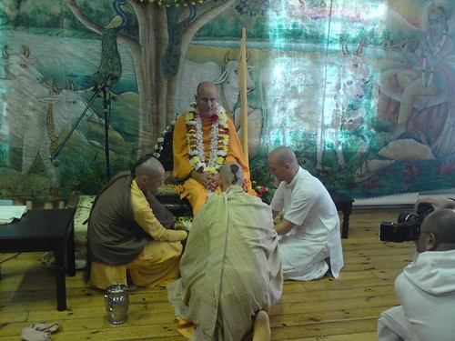 Indradyumna Swami Vyasa puja in UK 2010 -0004 por ISKCON desire  tree.