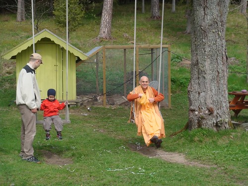 Kadamba Kanana Swami Korsnas Gard and at Ugrasena's 14th May 2010  -0081 por ISKCON desire tree.