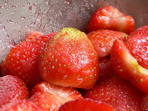 Erdbeeren mit Zucker & Rooh Afza