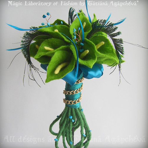turquoise and peacock feathers wedding The bridal bouquet 