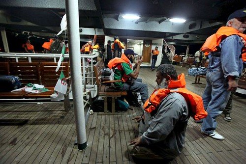 Activistas con chalecos salvavidas rezan dentro del barco Mavi Marmara, parte de la flotilla de ayuda humanitaria para Gaza atacada por Israel