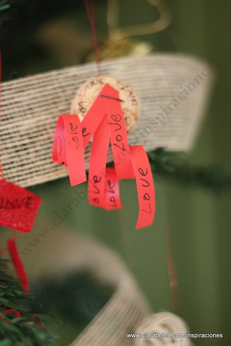Manualidades Navidad: Adorno de árbol de Navidad con corcho y cinta de regalo